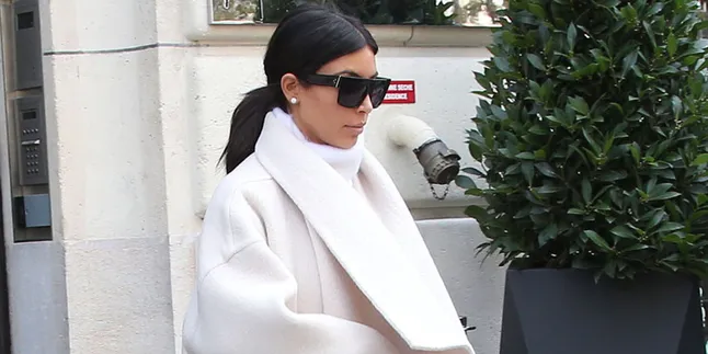 Model Cantik Ini 'Jiplak' Gaya Kim Kardashian, Sukses?