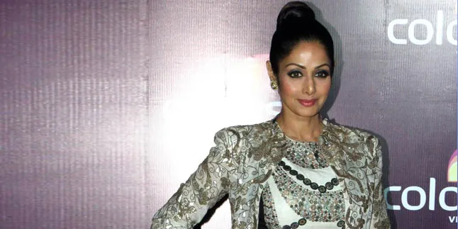 Modis Dengan Boots Panjang, Putri Cantik Sridevi Merasa Malu?