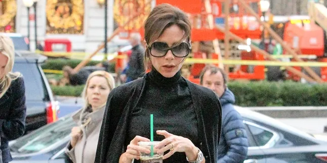 Modis di Bandara, Victoria Beckham Jalan Layaknya di Fashion Show