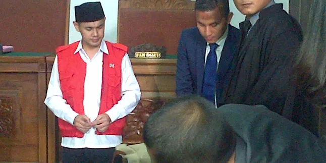 Mohon Ampun, Guntur Bumi Menangis di Persidangan