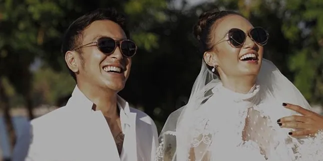 Momen Ciuman Pertama Dimas Anggara dan Nadine Chandrawinata Usai Resmi Menikah