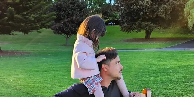 Moments of Hamish Daud Playing with Zalina, Showcasing Their Latest Handshake