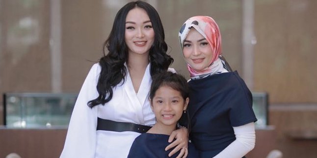 Warm Moment of Zaskia Gotik Celebrating Her Stepdaughter's Birthday, Accompanied by Her Husband and Imel Putri Cahyati