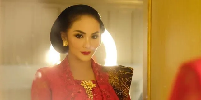 Momen Haru Krisdayanti Sungkem Pada Ibunda Usai Dilantik Anggota DPR