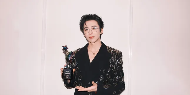 Momen Kocak Liu Yuning Terekam Ngantongin Cemilan di Event iQiyi Screaming Night 2025