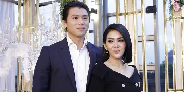 Momen Lebaran Perdana Reino Barack dan Syahrini Sebagai Suami Istri