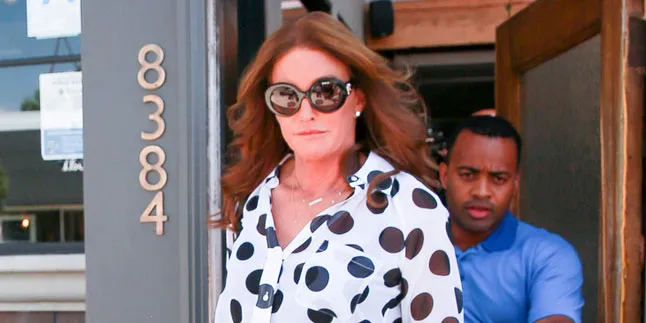 Momen Lucu Saat Caitlyn Jenner Kesulitan Bicara Pakai Nada Wanita