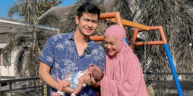 Momen Manis Ria Ricis dan Teuku Ryan Ajak Anak Berjemur, Lucu Banget Sang Bayi Pamer 'Peace Sign' Momen Manis Ria Ricis dan Teuku Ryan Ajak Anak Berjemur, Lucu Banget Sang Bayi Pamer 'Peace Sign'