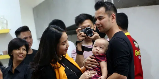 Momen Manis Saat Rafathar Dikageti Raffi Ahmad, Bikin Gemas Momen Manis Saat Rafathar Dikageti Raffi Ahmad, Bikin Gemas