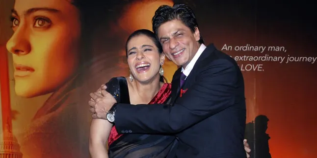 Momen Manis, Shahrukh Khan & Kajol Bertatapan Mesra di Kala Senja