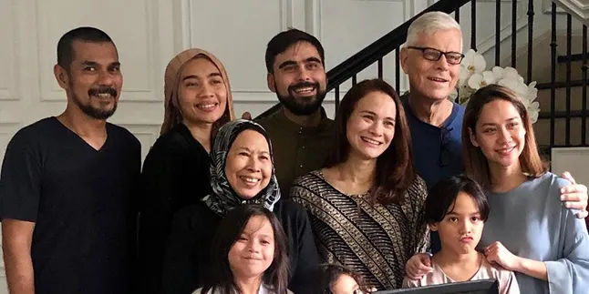 Momen Menyentuh BCL Pemotretan Bareng Keluarga Ashraf Sinclair, Noah Bawa Foto Almarhum Momen Menyentuh BCL Pemotretan Bareng Keluarga Ashraf Sinclair, Noah Bawa Foto Almarhum