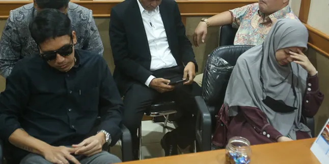 Momen Natasha Rizky Tertunduk Lesu di Samping Desta Saat Jalani Mediasi di Pengadilan Agama