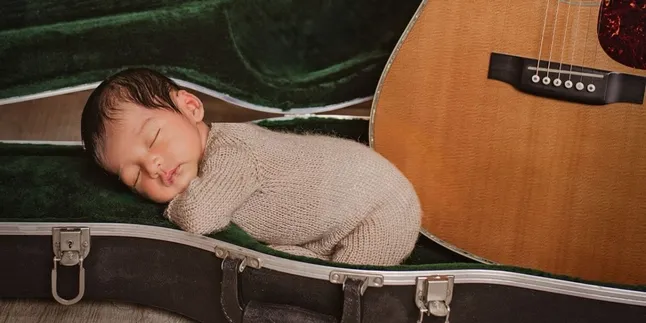 Newborn Photoshoot Moment of Ade Govinda's Child at 12 Days Old, Themed Music