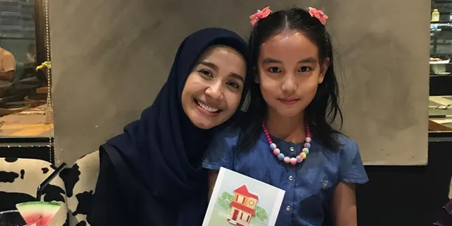 Momen Pertama Laudya Cynthia Bella Jemput Aleesya di Sekolah, Manis!