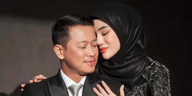 Momen Post Wedding Clara Shinta & Suami, Intim Dalam Nuansa Hitam