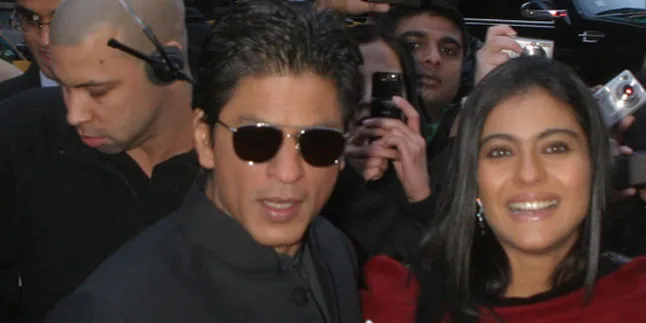 Momen Romantis, Shahrukh Khan Berlutut & Pegang Erat Tangan Kajol