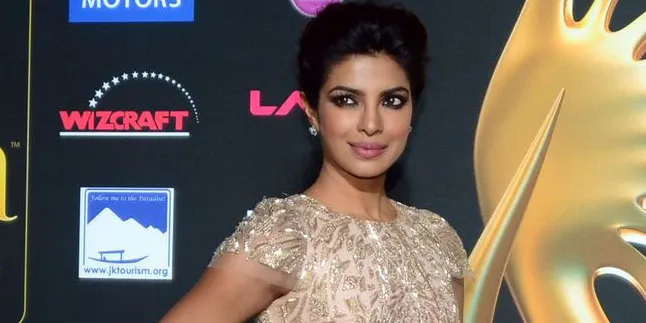 Momen Spesial, Priyanka Chopra Dikelilingi Oleh 50 Lumba-Lumba