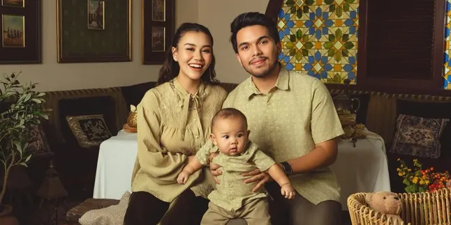 Thariq Halilintar's Moment While Carrying Arash Jalani Praying Tarawih Together with Aaliyah Massaid