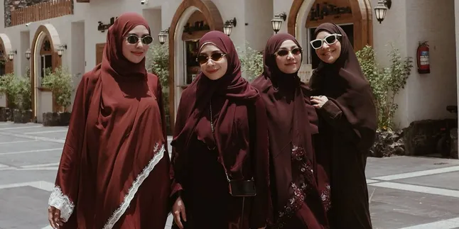 Umrah Moment of Nagita Slavina with Caca, Nisya, and Syahnaz
