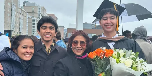 Momen Wisuda Alvy Xavier Anak Bungsu Susi Pudjiastuti, Paras Tampannya Jadi Sorotan Momen Wisuda Alvy Xavier Anak Bungsu Susi Pudjiastuti, Paras Tampannya Jadi Sorotan