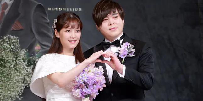 Moon Hee Jun - Soyul Rilis Foto Keluarga Sambil Gendong Anak Moon Hee Jun - Soyul Rilis Foto Keluarga Sambil Gendong Anak
