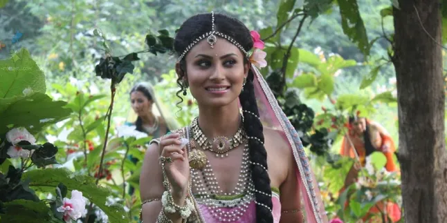Mouni Roy Bantah Rencanakan Pernikahan Dengan Mohit Raina Mouni Roy Bantah Rencanakan Pernikahan Dengan Mohit Raina