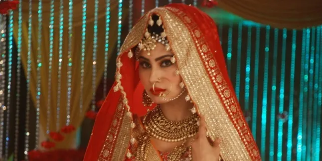 Mouni Roy 'Naagin' Menang Besar di Colors Golden Petal Awards '16