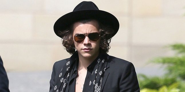 Muak Dengan Gaya Rambut Harry, Fans Ini Bawa Gunting Raksasa