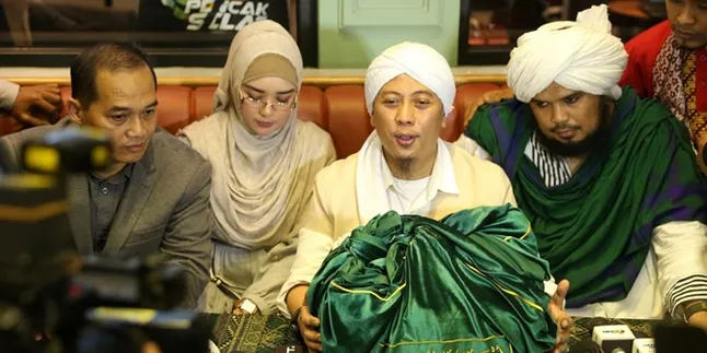 MUI Tanggapi Soal Rambut Nabi Muhammad yang Diterima Oleh Opick MUI Tanggapi Soal Rambut Nabi Muhammad yang Diterima Oleh Opick