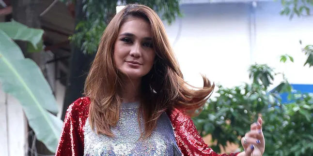 Muka Bantal Cantik Ala Luna Maya, Bikin Pria Lupa Pacar Muka Bantal Cantik Ala Luna Maya, Bikin Pria Lupa Pacar
