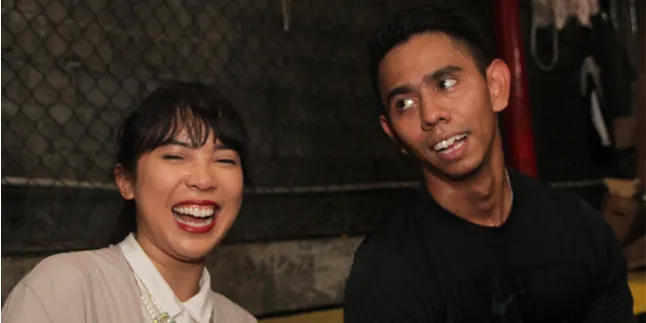 Mukbang Gokil Ala Fitri Tropica & Suami, Makan Bakso Raksasa!