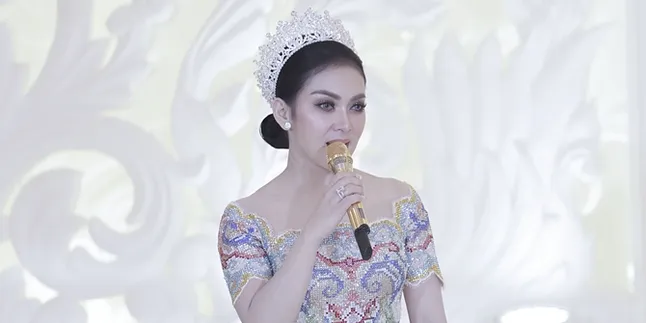 Mukenah Cantik Ala Syahrini, Ada Hiasan Pin Berlapis Emas 24 Karat
