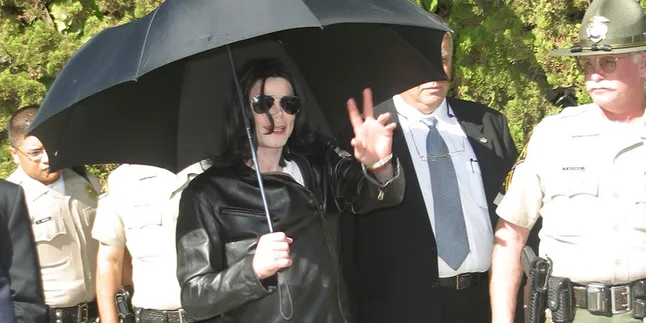 Mulai Berani, Putra Michael Jackson Ciuman di Depan Umum