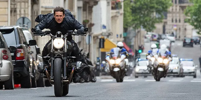 Mulai Dari Memanjat Gedung Tertinggi di Dunia Hingga Kebut-Kebutan di Jalan, Inilah 5 Aksi Paling Berbahaya Tom Cruise