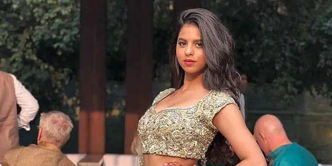 Mulai Kuliah di NYU, Suhana Khan Dikritik Netizen Karena Pamer Cleavage