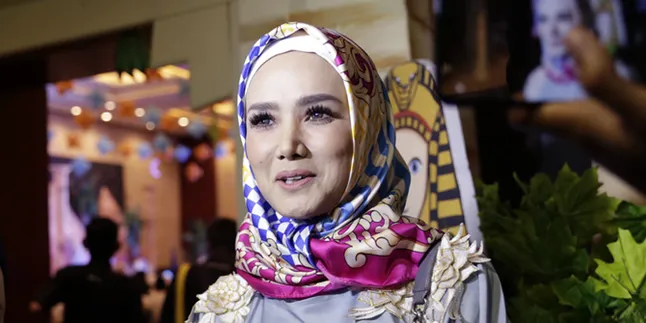Mulan Jameela Akan Lelang Baju Panggungnya Yang Terlalu Ketat