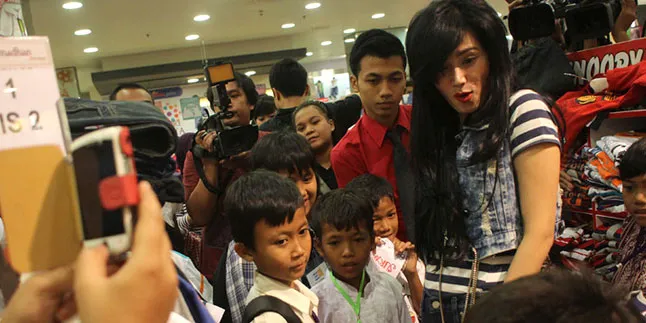 Mulan Jameela Belanja Bareng Anak Jalanan