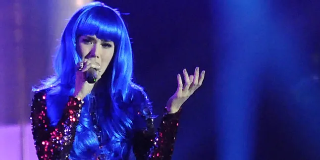 Mulan Jameela dan Rambut Biru Ala Katy Perry