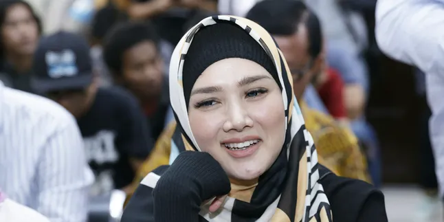 Mulan Jameela Tampil Anggun Saat Manggung Bareng New Monata