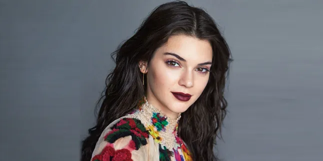 Muncul Braless, Kendall Jenner Nekat Pakai Baju Transparan