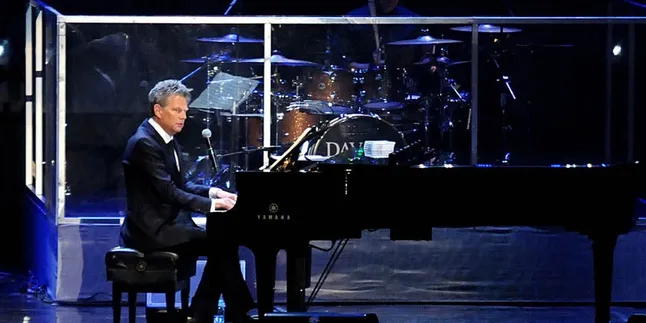Muncul dari Belakang, David Foster Kejutkan Penonton Muncul dari Belakang, David Foster Kejutkan Penonton