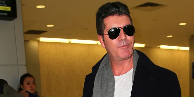 Muncul di Antara Paha, Jempol Kaki Simon Cowell Jadi Guyonan Muncul di Antara Paha, Jempol Kaki Simon Cowell Jadi Guyonan