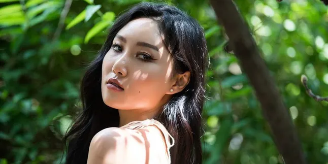 Muncul di Bandara Tanpa Gunakan Bra, Hwasa MAMAMOO Dapat Banyak Dukungan Muncul di Bandara Tanpa Gunakan Bra, Hwasa MAMAMOO Dapat Banyak Dukungan