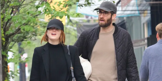 Muncul Perdana Usai Tunangan, Emma Stone & Dave McCary Gandengan Mesra