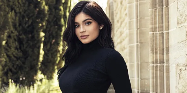 Muncul Tanpa Makeup, Kylie Jenner Pilih Sembunyikan Wajahnya