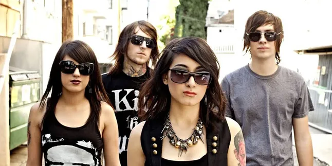 Musik Keras Eyes Set To Kill Temani Calon Pembeli Jakcloth 2013