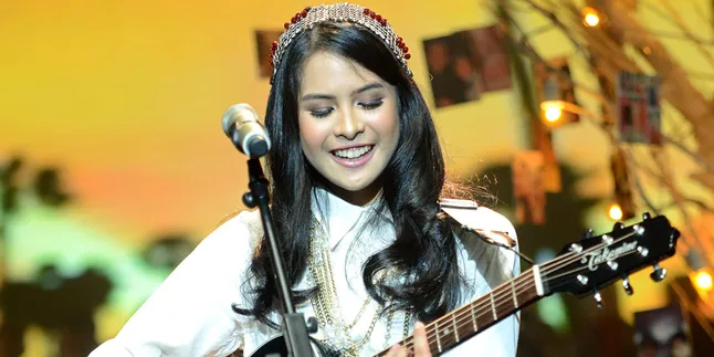 Musim Gugur di Tangan Maudy Ayunda Musim Gugur di Tangan Maudy Ayunda