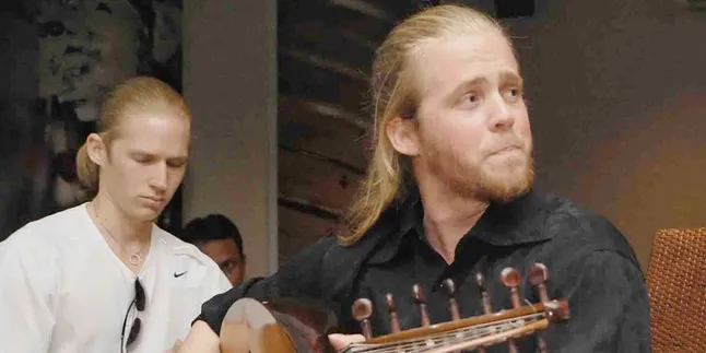 Mustafa Debu Nyanyikan Lagu Berbahasa Sunda