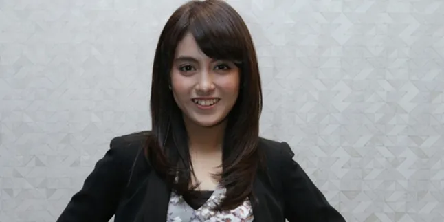 Nabilah JKT48 Bingung, Ada Sosok Hantu di Belakangnya Nabilah JKT48 Bingung, Ada Sosok Hantu di Belakangnya
