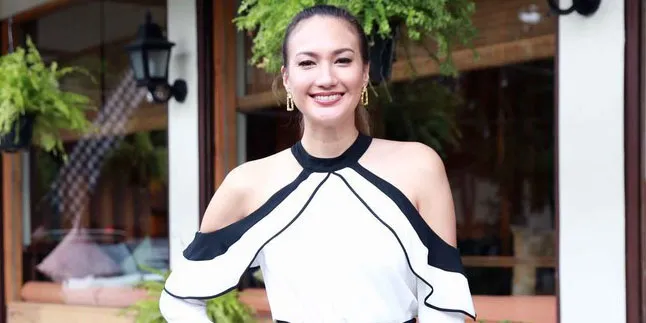 Nadine Chandrawinata Berbagi Cerita Seru Bertemu Komodo dan Hiu